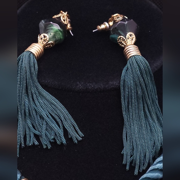 Emerald Green / Goldtone woven rope tassel necklace and green stone earrings - Picture 8 of 11